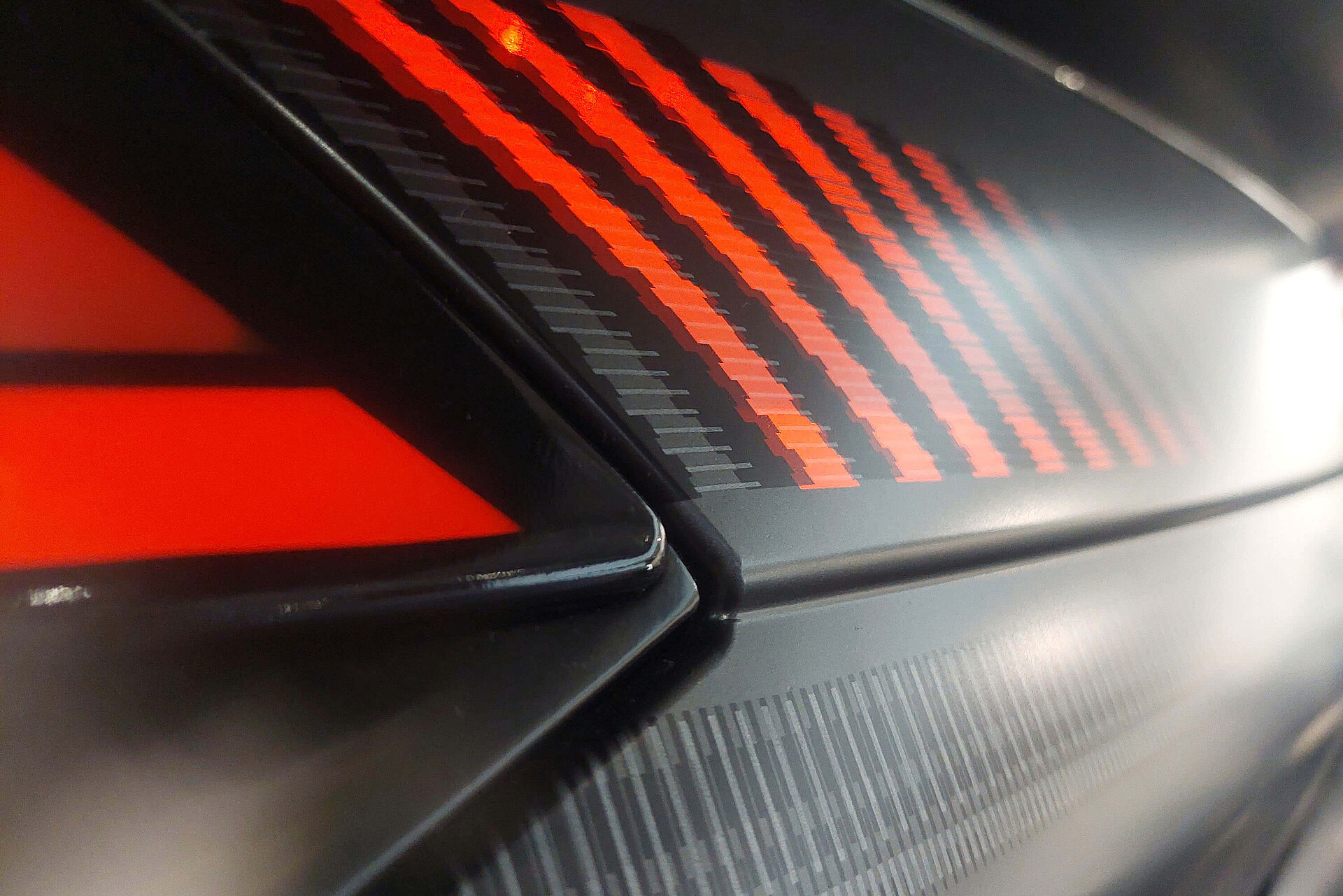 Heckblende rot hinterleuchtet, IMDA Award ausgezeichnet