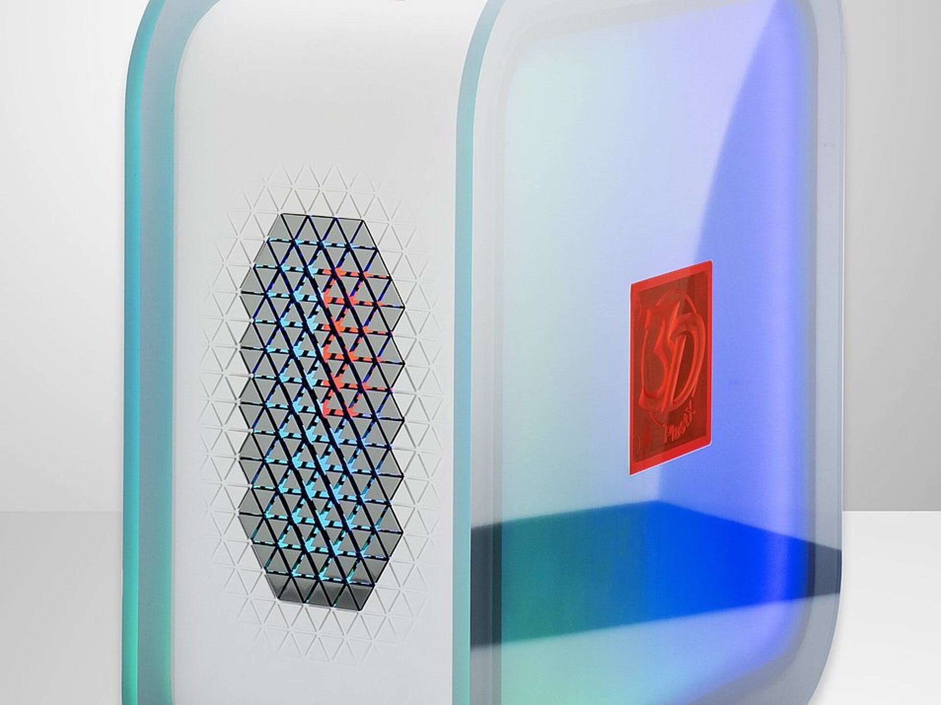 Gaming-Rechner mit 3D-Logo und hinterleuchtetem Rahmen