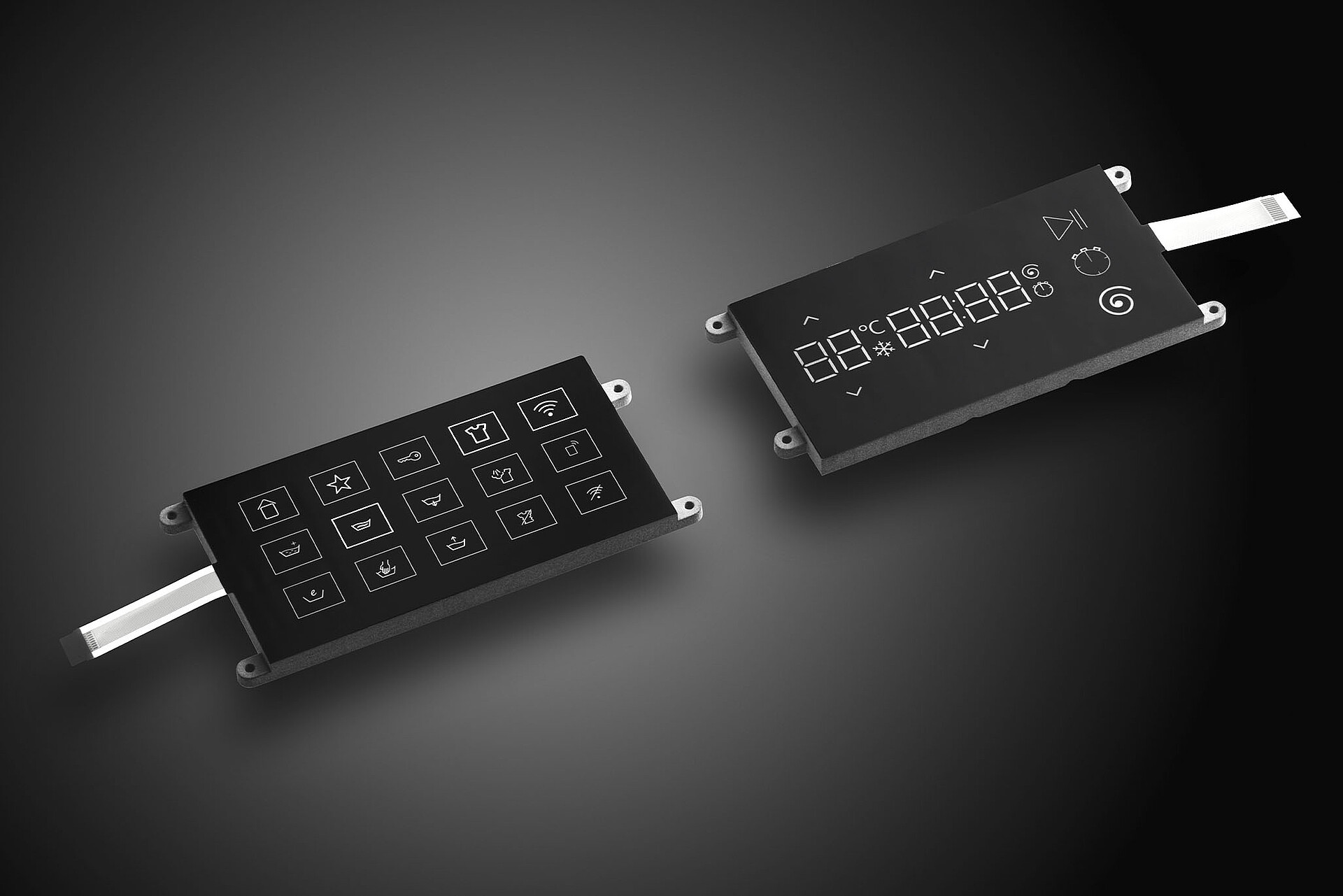Display-Rückseite mit Sensor auf schwarzem Hintergrund