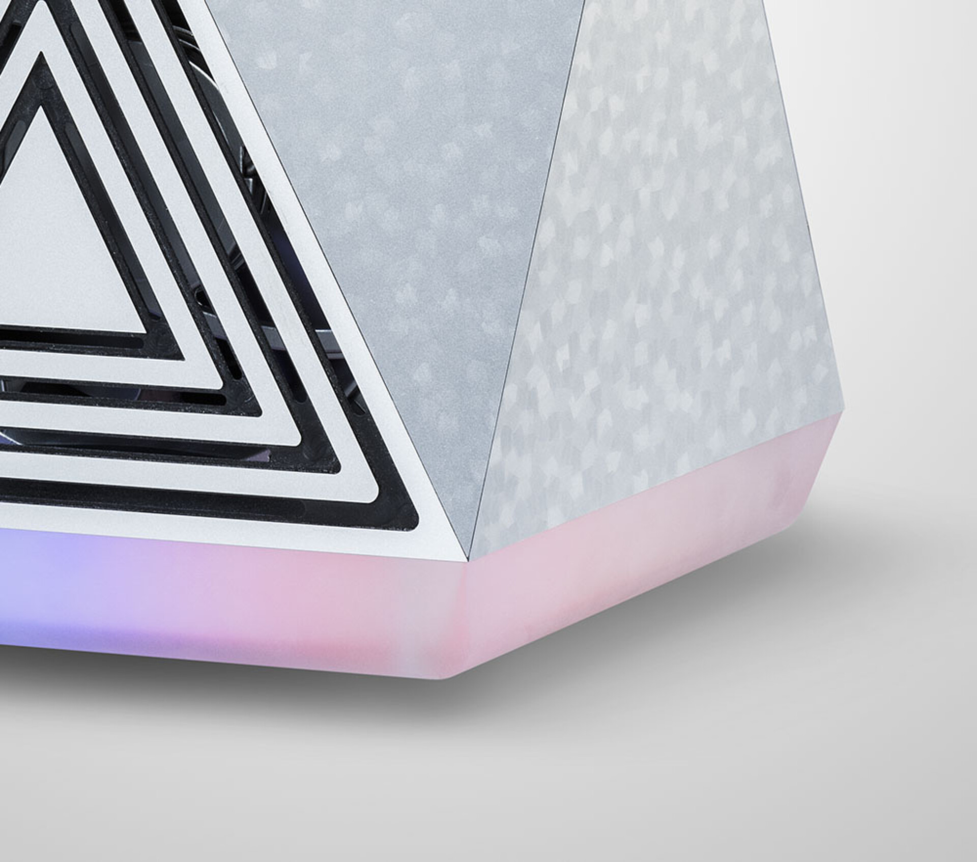 Ausschnitt pyramidenförmiger Mini-Gamingrechner mit hinterleuchtetem Boden