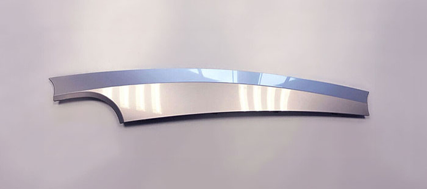 Glänzende Kunststoffoberfläche mit nachhaltiger Dekoration aus recyceltem Material