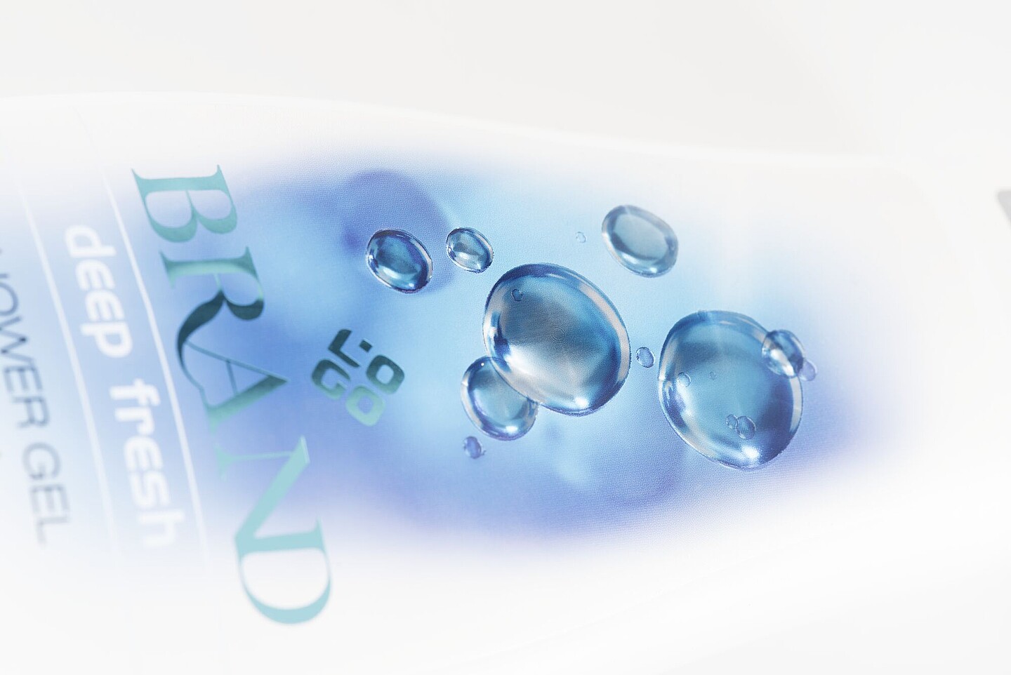 Close-up einer Shampooflaschendekoration mit holografischen Bubbles