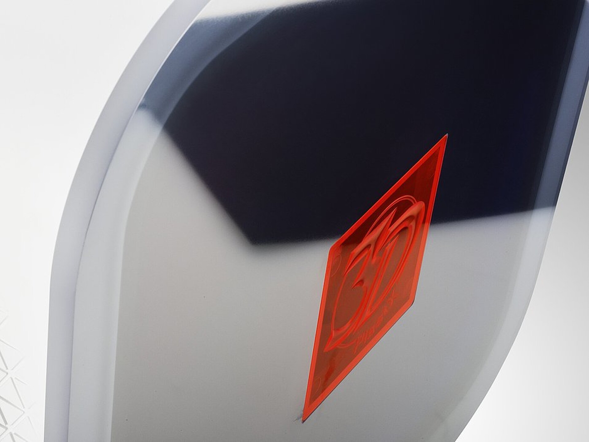 Gaming-Rechner mit 3D-Logo in Rot