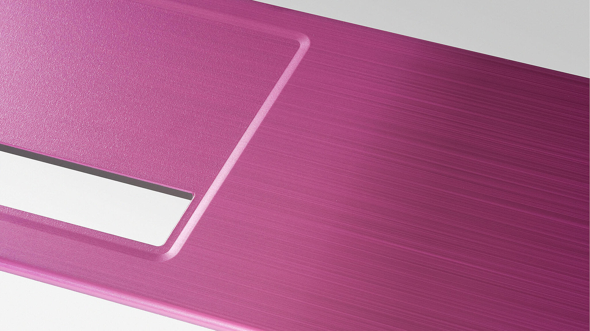 Notebookrahmen mit magentafarbener Dünnschichtdekoration, matt, Holzoptik