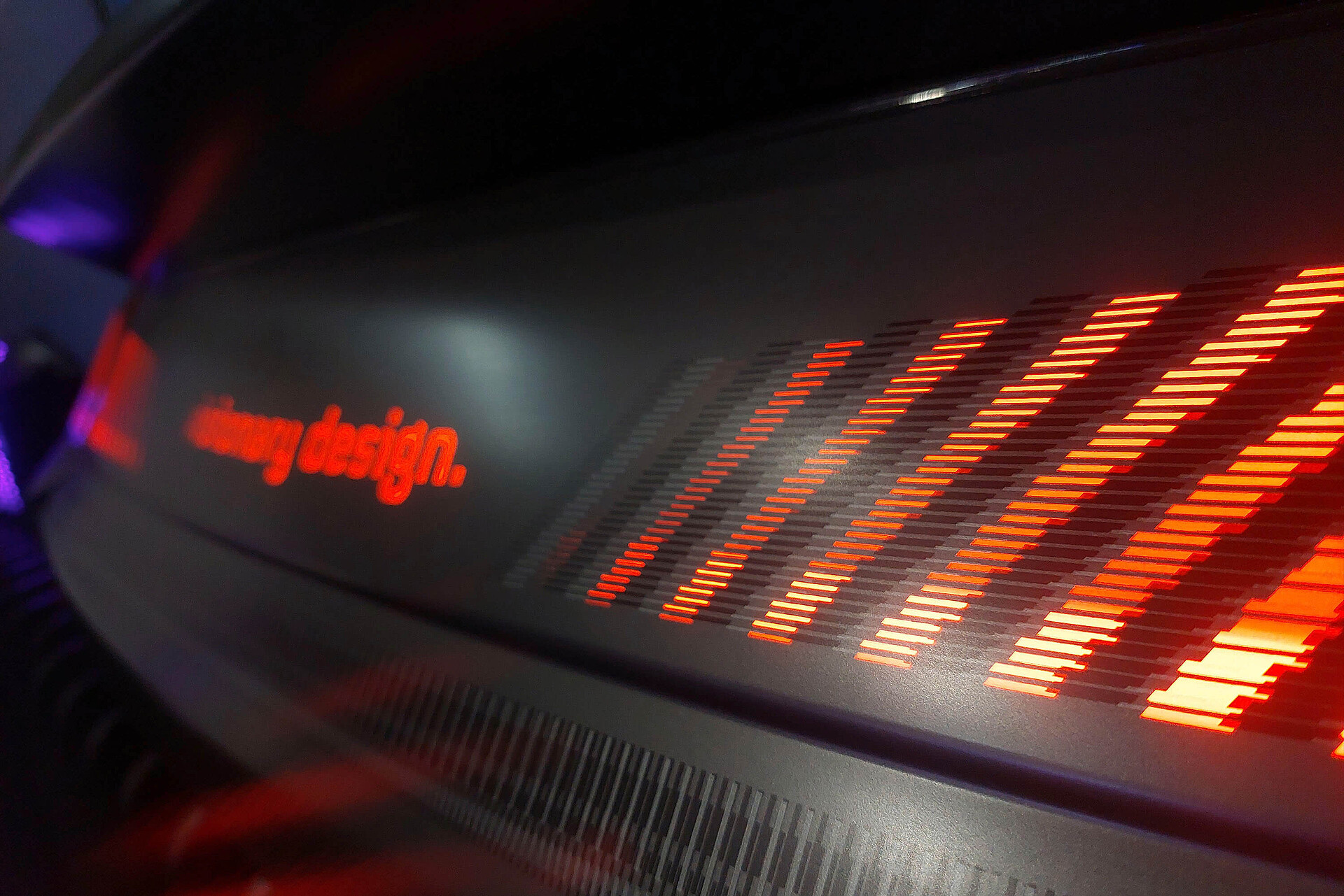 Closeup preisgekröntes Heckblendendesign, ausdrucksstarke Hinterleuchtung