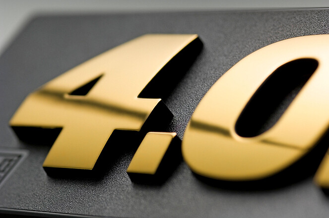 Glänzendes Gold-Emblem mit Dünnschichtdekoration von KURZ im Heißprägeverfahren