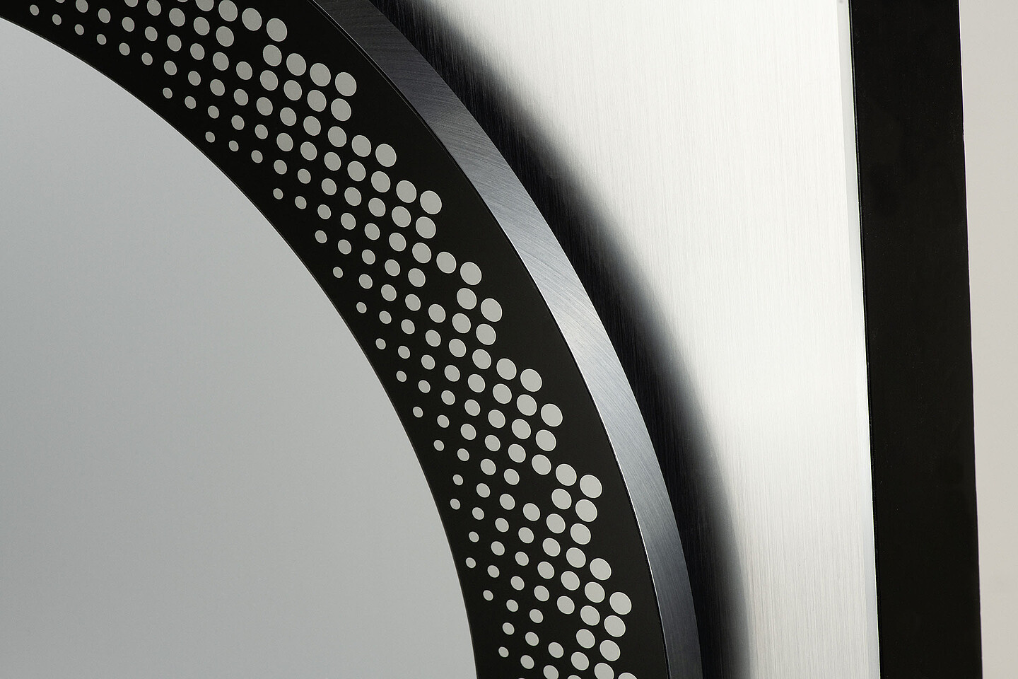 Close-up des Bullaugen-Rings mit silbernen Punkten