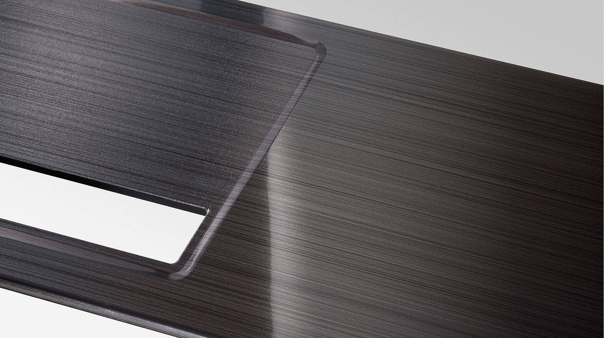 Notebookrahmen in anthrazitfarbener Holzoptik, glänzende Dünnschichtdekoration von KURZ