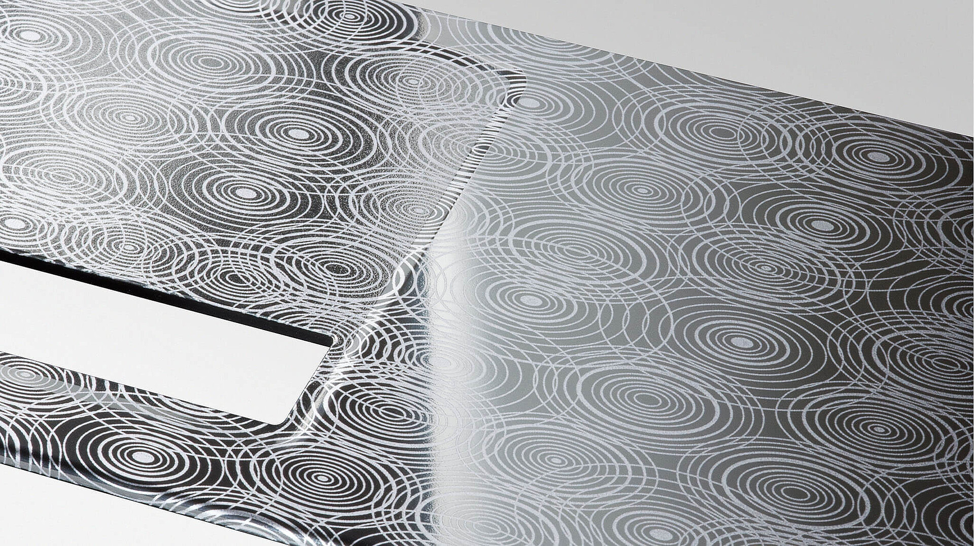 Notebookdekoration mit schwarz-weißen Kreisen, glänzend