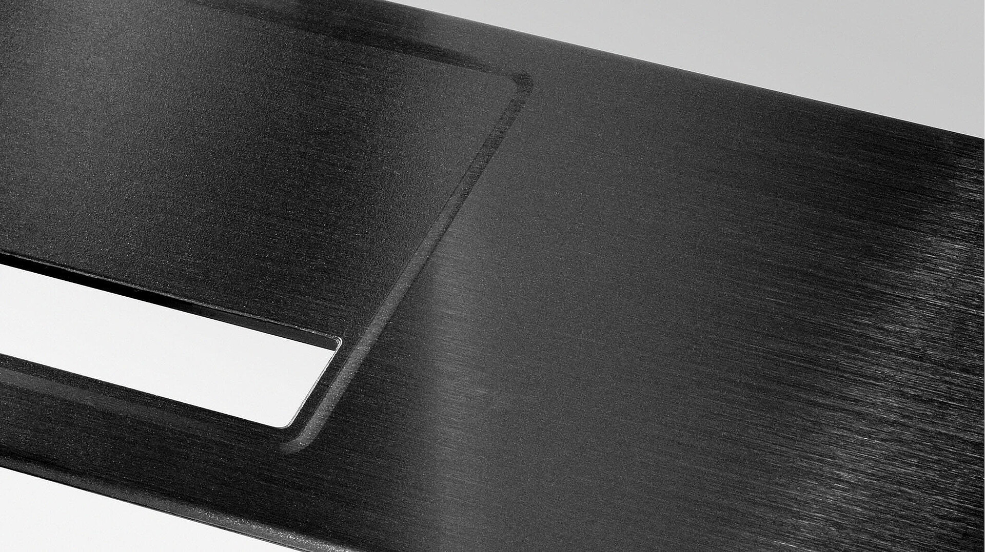 Notebook-Rahmen in schwarzer, halbglänzender, gebürsteter Optik